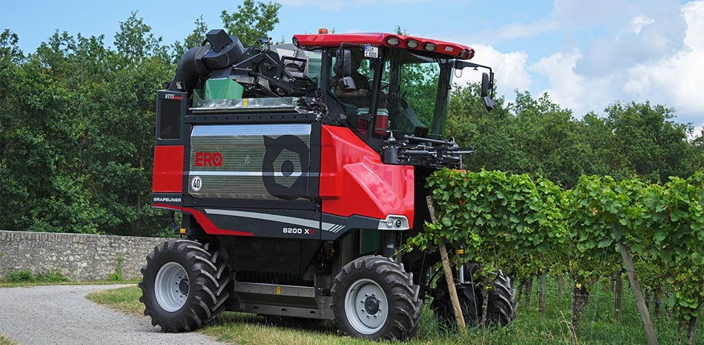 ERO's Grapeliner 8200 powered by Poclain