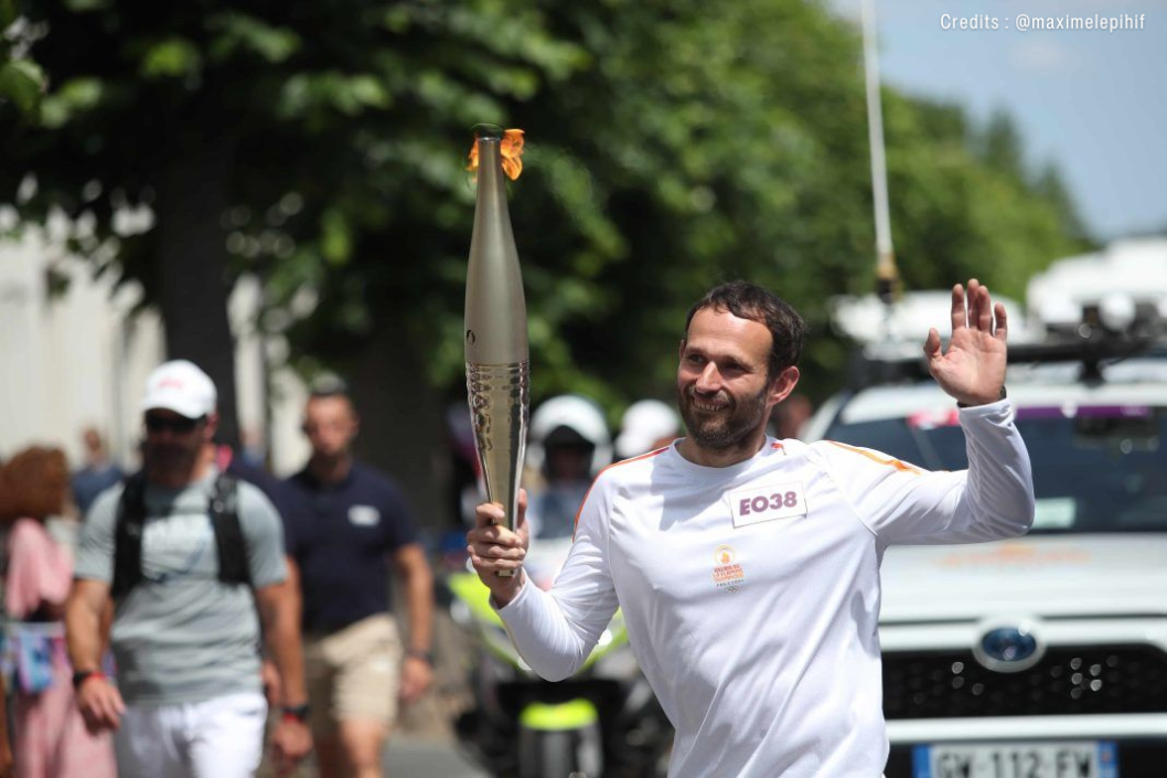 Jean Cheminade portant la flamme olympique