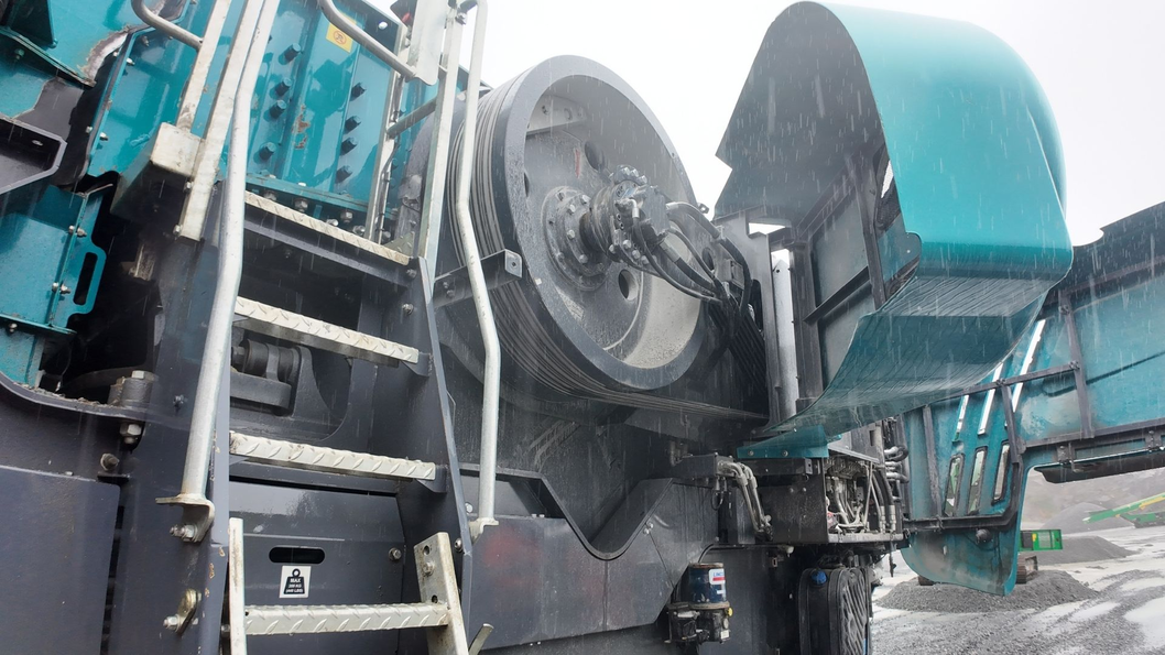 Picture of the Poclain MSE11 motor installed on the jaw crusher