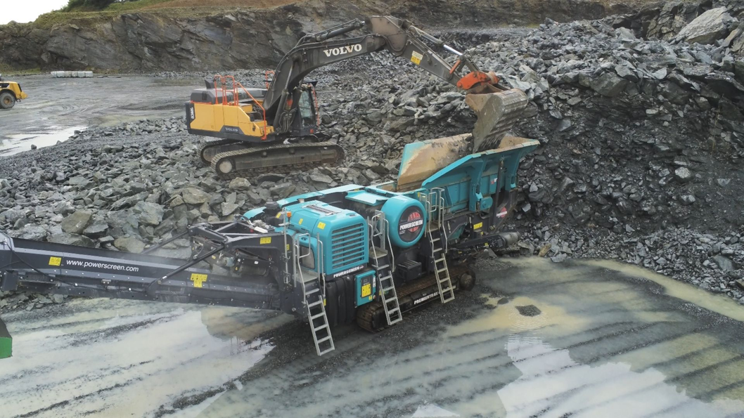 picture of the PT450 jaw crusher equipped with Poclain MSE11