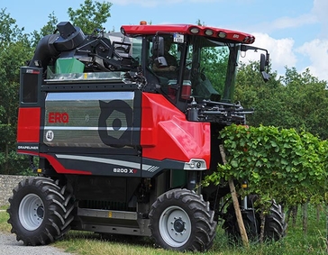 ERO's Grapeliner 8200 powered by Poclain