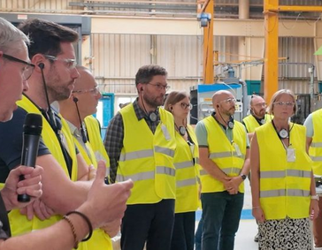 Une délégation visite l'usine de Poclain Verberie