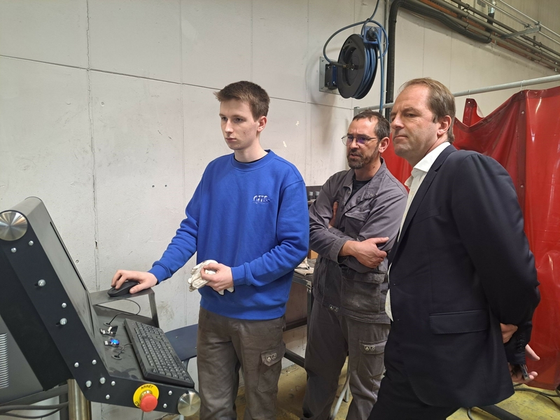 un élève présente son poste de travail