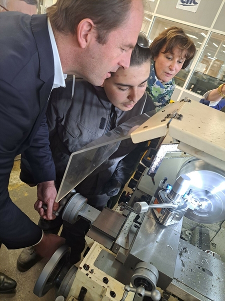 un élève présente son poste de travail