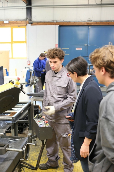un élève présente son poste de travail