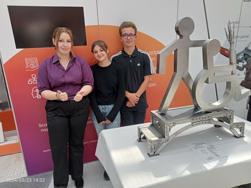 les élèves devant leur chef d'oeuvre