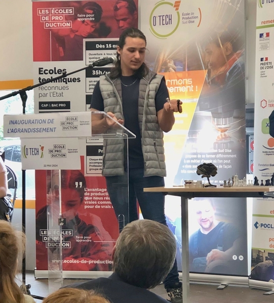 un élève présente sa dernière création