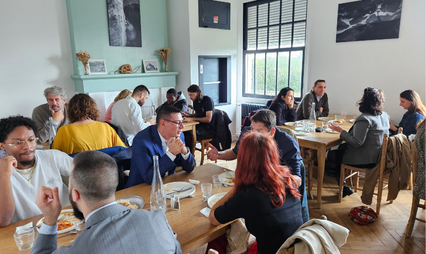 Les participants déjeunent autour d'une table