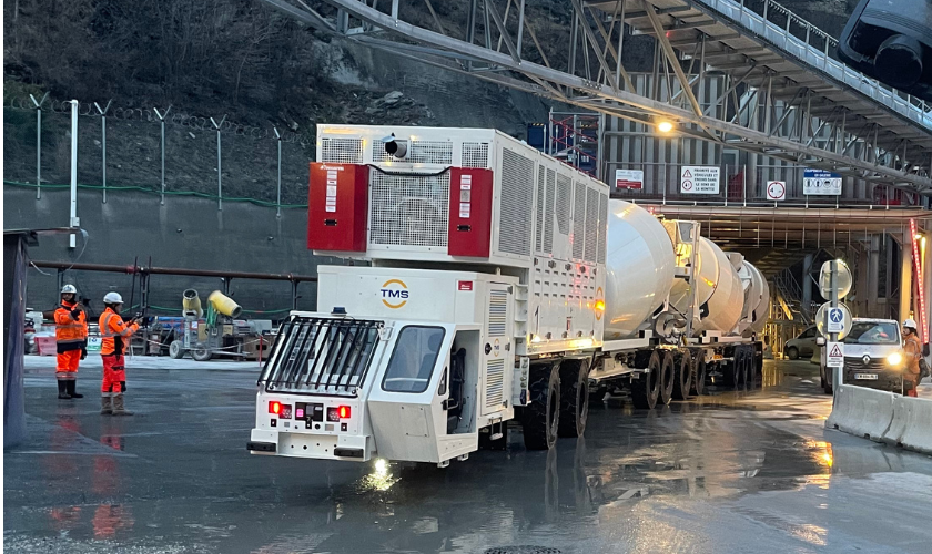 The multiservice vehicle operating in the tunnel